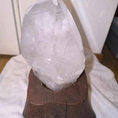 Grand cristal de roche avec socle en bois