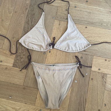 Bikini beige con ricamo