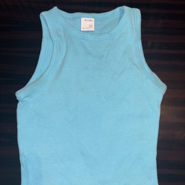 Top crop blu a coste Bershka