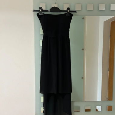 Schwarzes langes trägerloses Kleid