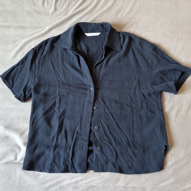 Dunkelblaue Stradivarius-Hemd