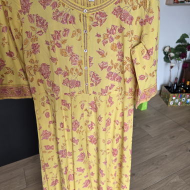 Gelbes Kleid mit Blumenmuster