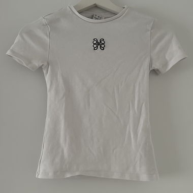 T- SHIRT MIT SCHLICHTEM PRINT