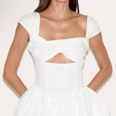 Weisses Kleid mit Ausschnitt