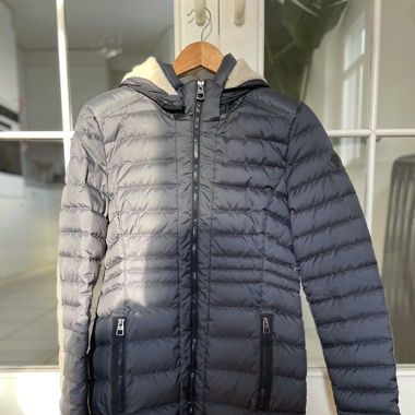 Dunkelblauer Daunenmantel von Marc O'Polo