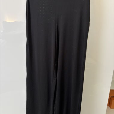 Schwarze, glänzende, fließende Hose