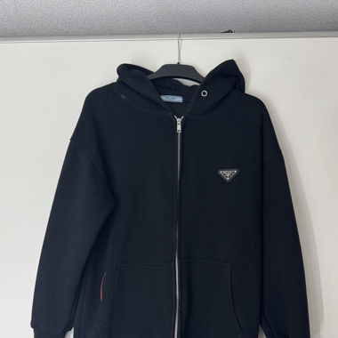 Prada Zip-Hoodie – Schwarz & Stilvoll!