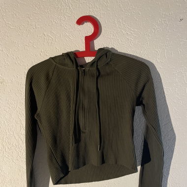 Kurzer Pullover mit Kapuze 