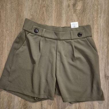 Khaki shorts with buttons