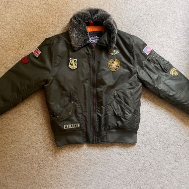 Bomber verde oliva con patch
