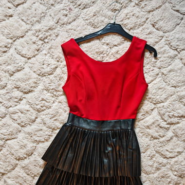 robe rouge et noir plissée similicuir