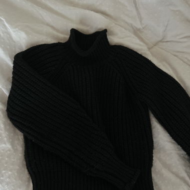 Schwarzer Pullover