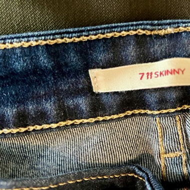 Levis 711 Skinny dunkelblau