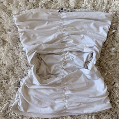 Weisses gerafftes Tube-Top