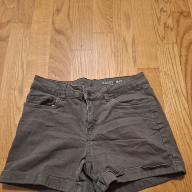 Zwei ältere kurze Jeanshosen