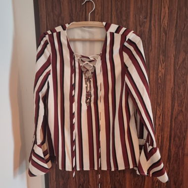 Blouse rayée à lacets