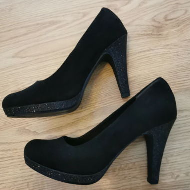 Neue High Heels mit Glitzerabsätzen