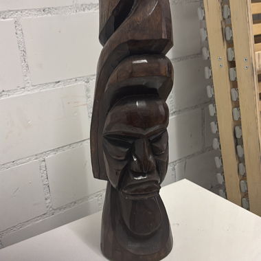 Statua in legno intagliato