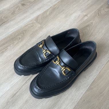 Schwarze Loafer mit goldener Schnalle