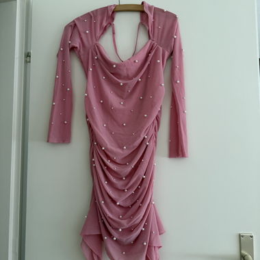 Pinkes Perlenkleid