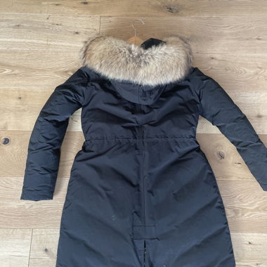 Schwarzer Wintermantel mit Kapuze