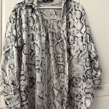 Camicia Zara con stampa serpente, taglio ampio