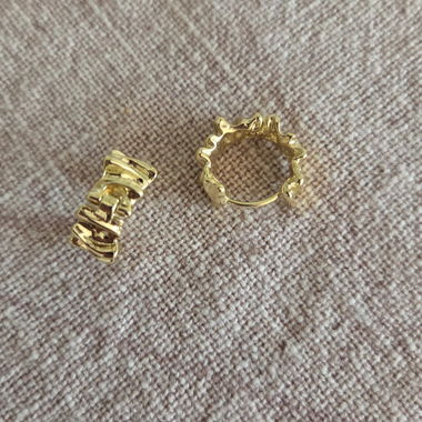 Goldfarbene Ohrringe