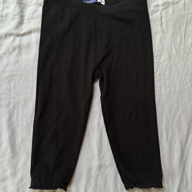 Capri-Leggings mit Spitzendetails