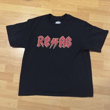 T-shirt nero “Rehab”