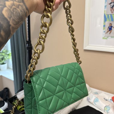 Grüne gesteppte Schultertasche mit Kette