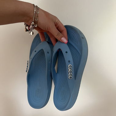 Blaue Crocs Pantolette