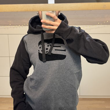 Grau-Schwarzer Hoodie