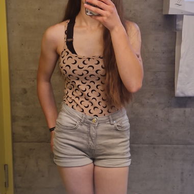 Shorts gris et haut à motifs