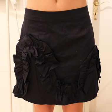 BLACK SKIRT WITH FLOWERS 