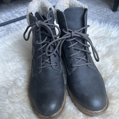 Schnürstiefel