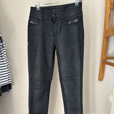 Schwarze Hose mit Schuppenmuster