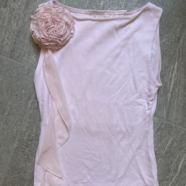Top rosa con fiore