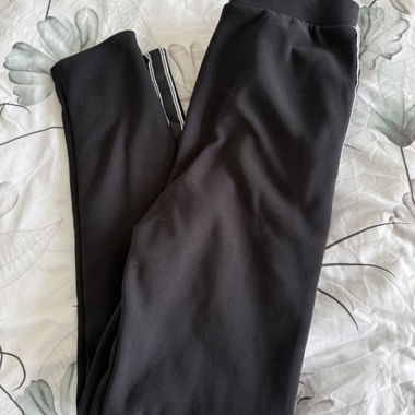 Pantaloni neri con strisce