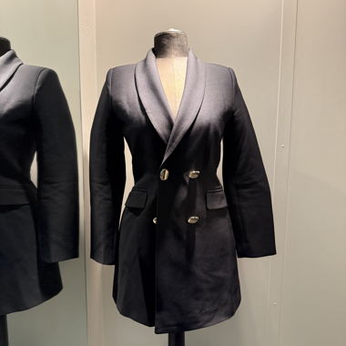 Blazer-manteau/robe noire avec boutons dorés