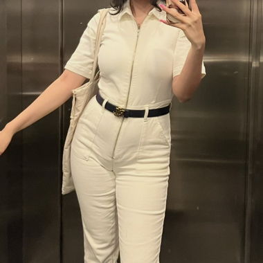 Weisser Jumpsuit mit Frontreissverschluss