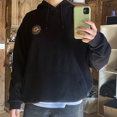 Schwarzer Kapuzenpulli mit Print