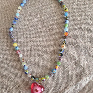 Bunte Perlenkette mit Herzanhänger