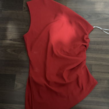 Haut asymétrique rouge
