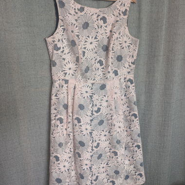 Robe de cocktail à dentelle florale