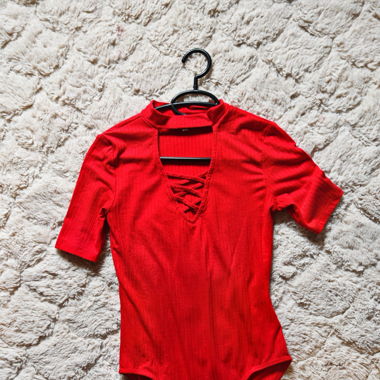 body rouge ras le cou