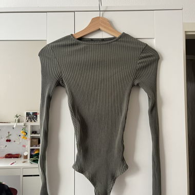 Body mit Rückenausschnitt