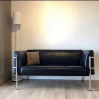 Black leather sofa – Bauhaus / Le-Corbusier style