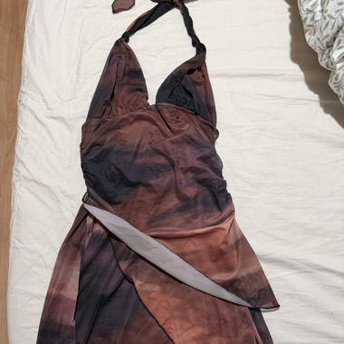 Bordeaux-schwarzes Kleid