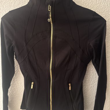 Veste Lululemon noire avec fermeture éclair dorée