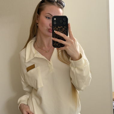Cream-coloured knitted jumper with chest pocket